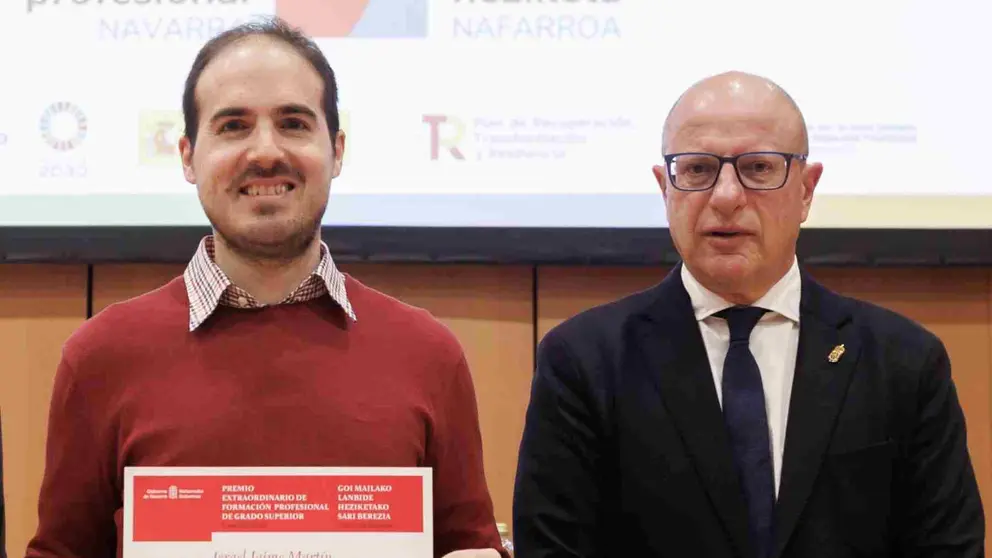 Israel Jaime Martín (i), Premio Nacional de Formación Profesional de Grado Superior, junto al consejero de Educación del Gobierno de Navarra, Carlos Gimeno. GOBIERNO DE NAVARRA