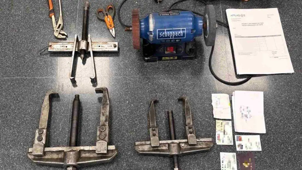 Material de afilado incautado a los deteneidos. POLICÍA FORAL
