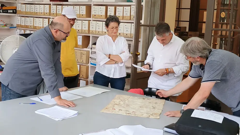 Entrega del documento al Archivo Municipal de Tudela. AYUNTAMIENTO DE TUDELA