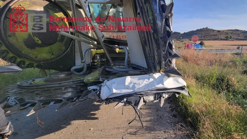 Imagen de la cosechadora volcada tras el accidente. BOMBEROS DE NAVARRA