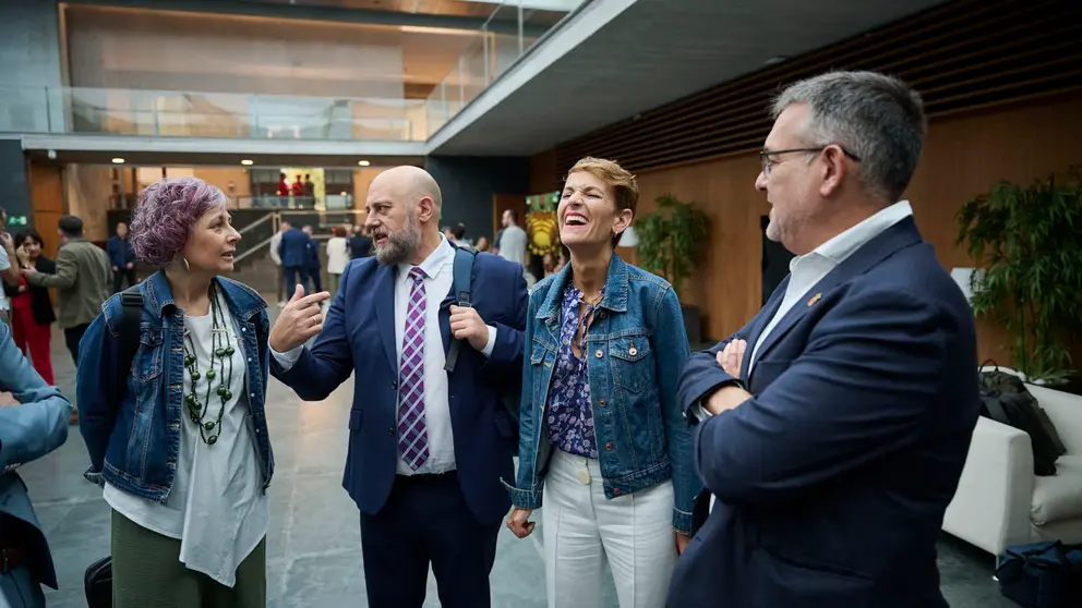 La consejera de Cultura, Rebeca Esnaola, el consejero de Economía y Hacienda, José Luis Arasti, l presidenta del Gobierno, María Chivite, y el consejero de Universidad, Juan Luis García, minutos antes del comienzo del Pleno del Parlamento. PABLO LASAOSA.