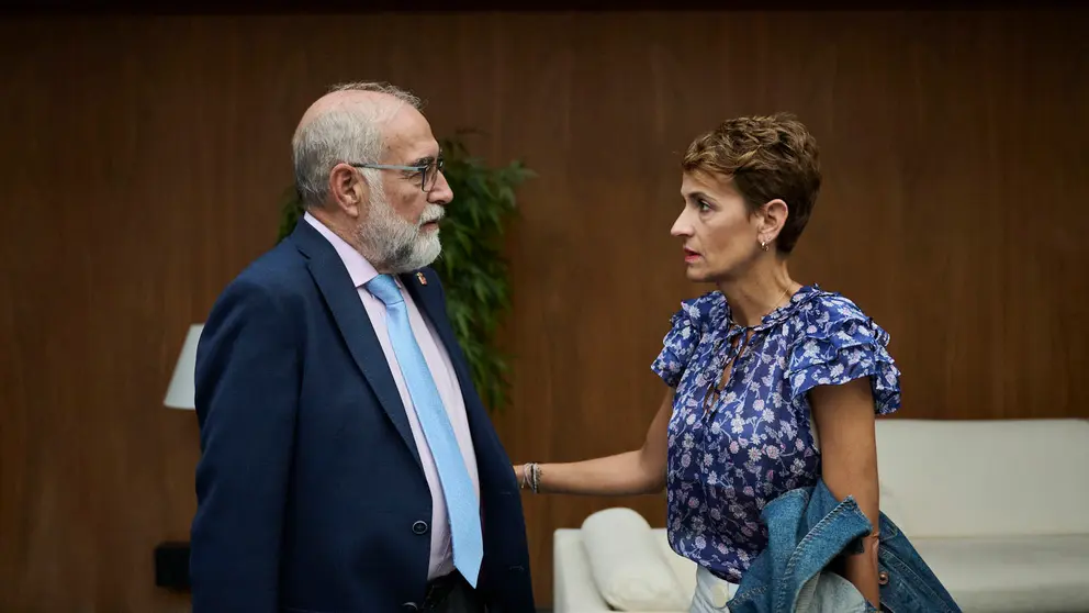 La presidenta del Gobierno, María Chivite, junto al consejero de Salud, Fernando Domínguez, minutos antes de comenzar el Pleno del Parlamento. PABLO LASAOSA