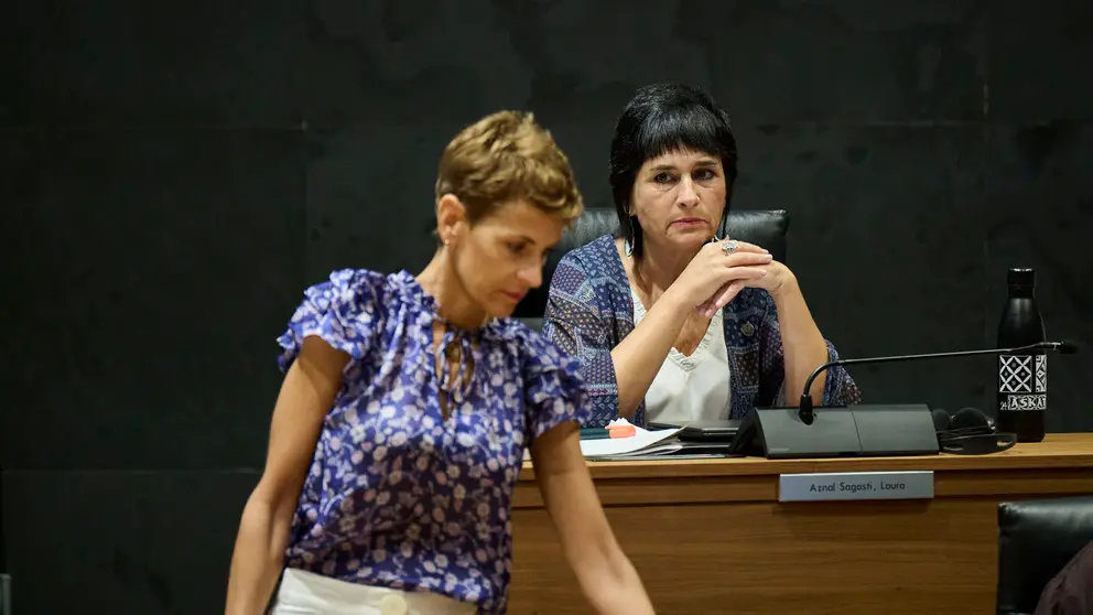 Laura Aznal, de EH Bildu, observa a María Chivite en su llegada al Pleno del Parlamento. PABLO LASAOSA