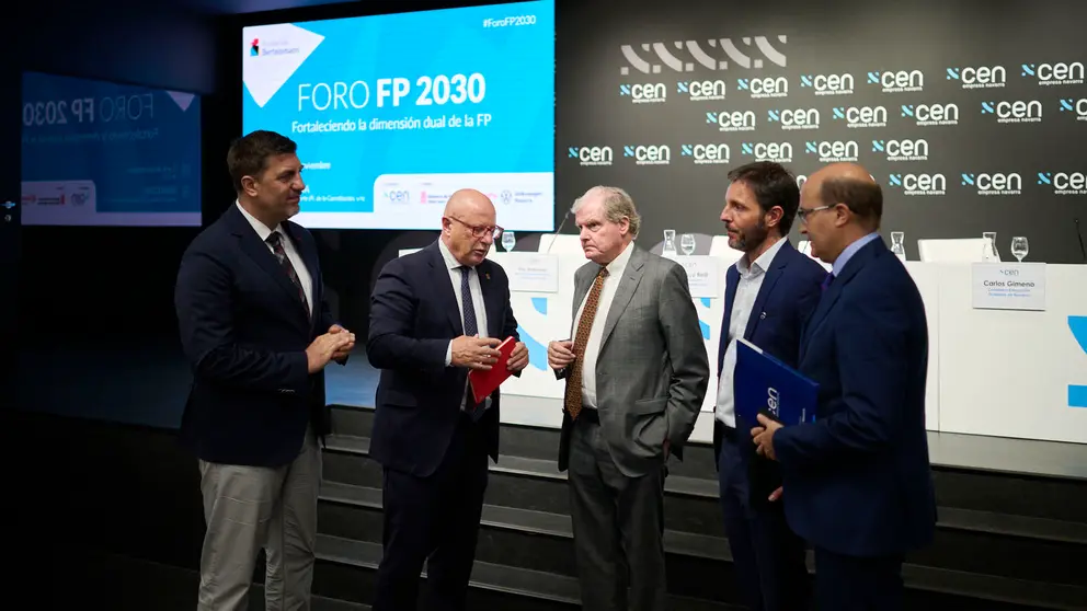 Presentación del Foro FP Dual 2030 con la presencia de representantes de la CEN, de la Fundación Bertelsmann, la Cámara de Comercio de Navarra, VW Navarra y el departamento de Educación. PABLO LASAOSA