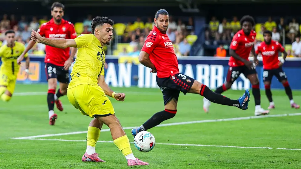 Jugada de ataque del Villarreal ante la defensa de Juan Cruz. Ivan Terron / AFP7 / Europa Press
20/9/2025 ONLY FOR USE IN SPAIN