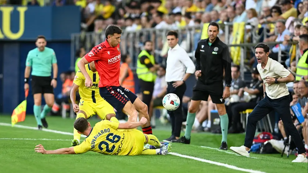 El defensa del Villarreal Pau Navarro (abajo) pelea un balón con Abel Bretones, del Osasuna, durante el partido de la jornada 5 de LaLiga EA Sports que disputan el Villarreal y el Osasuna este sábado en el estadio de La Cerámica. EFE/ Andreu Esteban