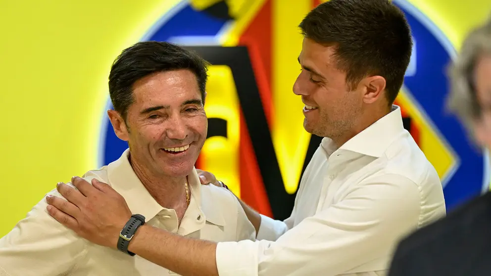 El entrenador del Osasuna, Alessio Lisci, saluda al entrenador del Villarreal, Marcelino García Toral (i), en el partido de la jornada 5 de LaLiga EA Sports que disputan el Villarreal y el Osasuna este sábado en el estadio de La Cerámica. EFE/ Andreu Esteban