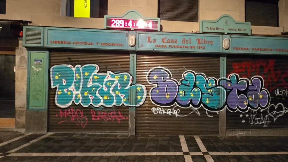 Vandalizan con un graffiti la librería La Casa del Libro en Pamplona.