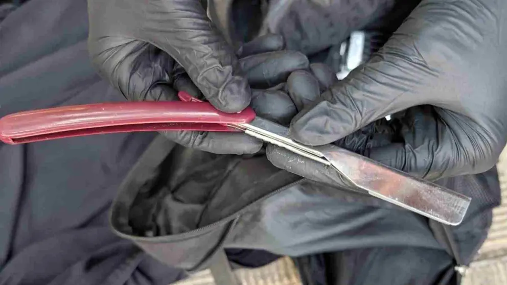 La navaja de afeitar empleada en la agresión. POLICÍA FORAL