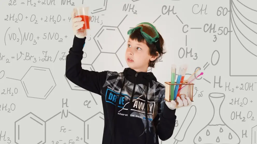 Imagen de archivo de un niño realizando un experimentos científico. ARCHIVO