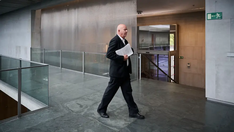 Emilio Jim&eacute;nez, de VOX, durante la comisi&oacute;n de investigaci&oacute;n del Parlamento de Navarra sobre adjudicaciones de obras p&uacute;blicas. PABLO LASAOSA