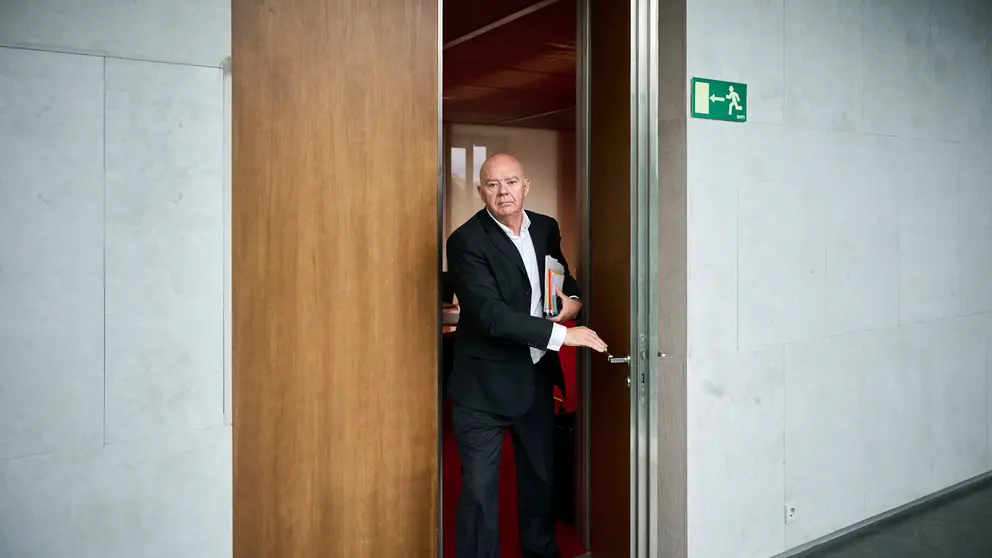 Emilio Jiménez, de VOX, durante la comisión de investigación del Parlamento de Navarra sobre adjudicaciones de obras públicas. PABLO LASAOSA