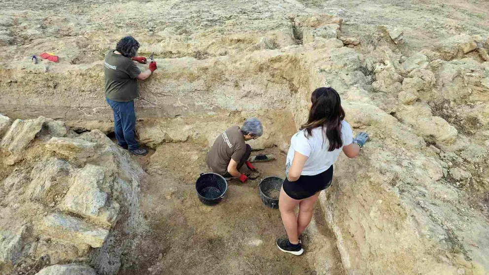 Arqueólogos trabajando en el yacimiento de Santa María de Resa, en Andosilla. YACIMIENTO ARQUEOLÓGICO DE RESA / FACEBOOK