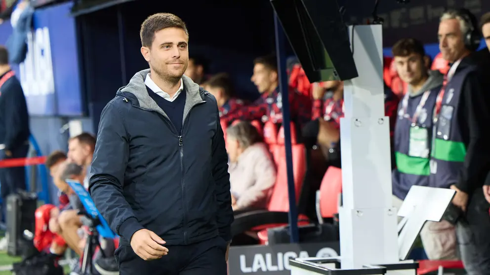 Alessio Lisci (entrenador CA Osasuna) durante el partido de La Liga EA Sports entre CA Osasuna y Elche CF disputado en el estadio de El Sadar en Pamplona. IÑIGO ALZUGARAY