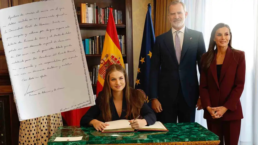 La princesa Leonor ha firmado en el Libro de oro de Navarra acompañada de sus padres, los Reyes Felipe y Letizia.