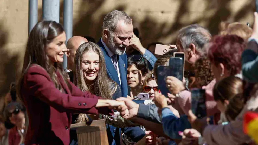 La princesa Leonor, la reina Letizia y el rey Felipe a llegada a la localidad de Viana en el primer viaje oficial de la heredera de la Corona a la Comunidad Foral. EFE/ Jesús Diges