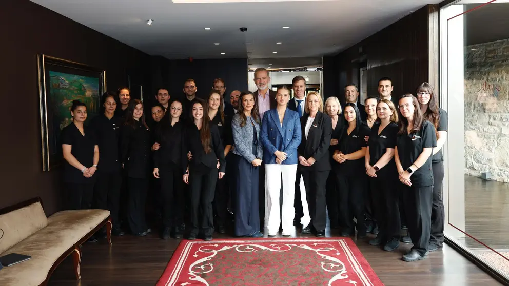 Imagen de la Familia Real junto al equipo del Hotel Castillo de Gorráiz & Spa. CEDIDA