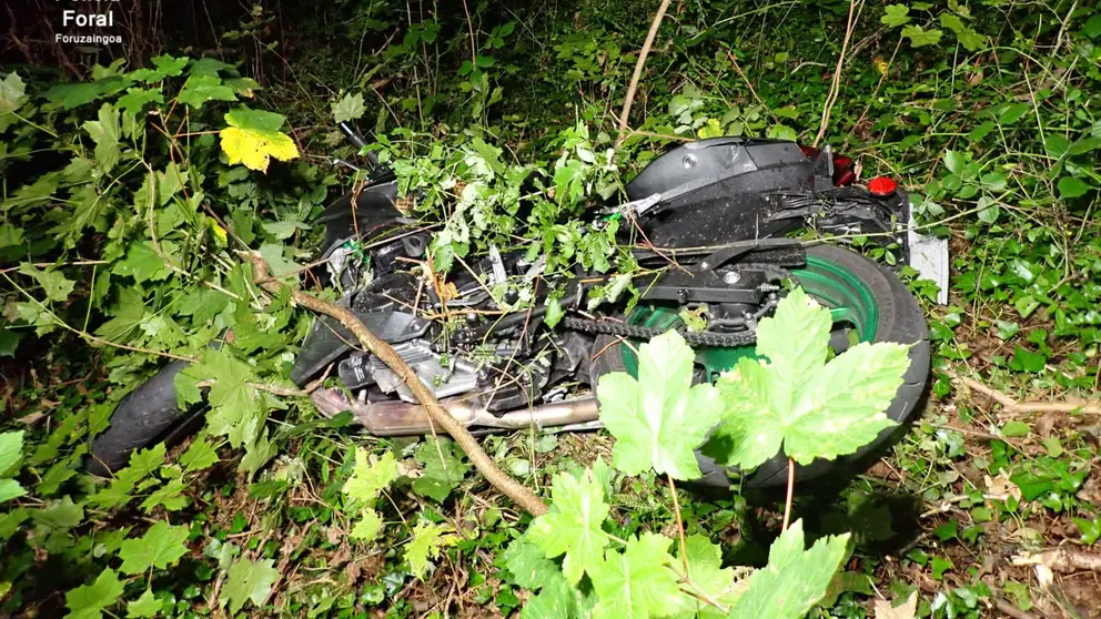 Estado en el que ha quedado la moto en la que viajaba el motorista fallecido. POLICÍA FORAL