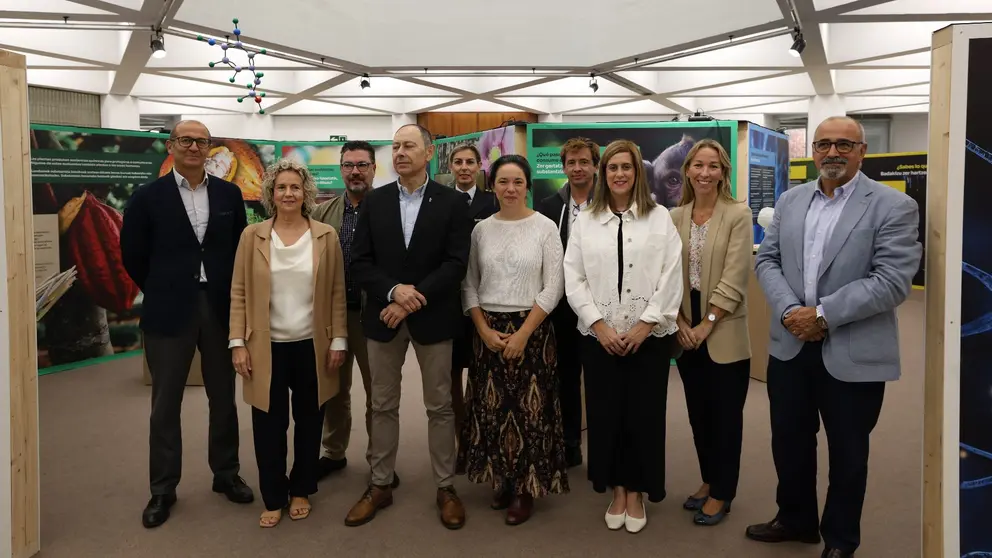De izquierda a derecha,  Javier Fernández Valdivielso, director Fundación Caja Navarra; Carmen Esther Onieva, gerente de los centros El Molino; Xabier Landa, director de El Molino Fundación Ciganda Ferrer; José Ángel Andrés Gutiérrez, presidente Fundación Caja Navarra; Imelda Rey, inspectora Policía Nacional; Marta Revuelta, comisaria de la exposición; Oihan Iturbide, director de Yonki Books; Idoia Pardavila, profesora de la Universidad de Navarra; Elena Puerta, catedrática de la Universidad de Navarra, Ignacio López-Goñi, director del Museo de Ciencias Universidad de Navarra. UNIVERSIDAD DE NAVARRA