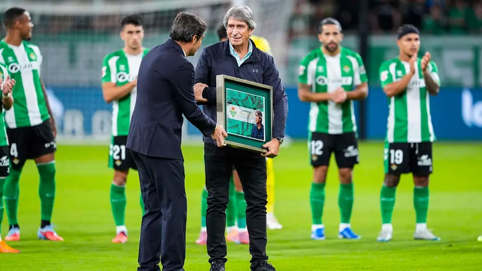 El entrenador del Real Betis Manuel Pellegrini recibe un reconocimiento por ser el técnico con más partidos en la historia del club, antes del partido de Laliga el conjunto verdiblanco disputa ante el Osasuna este domingo en el estadio de La Cartuja.
Joaquin Corchero / AFP7 / Europa Press