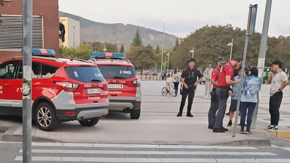 Agentes intervinientes en San Jorge recopilando información con vecinos. CEDIDA