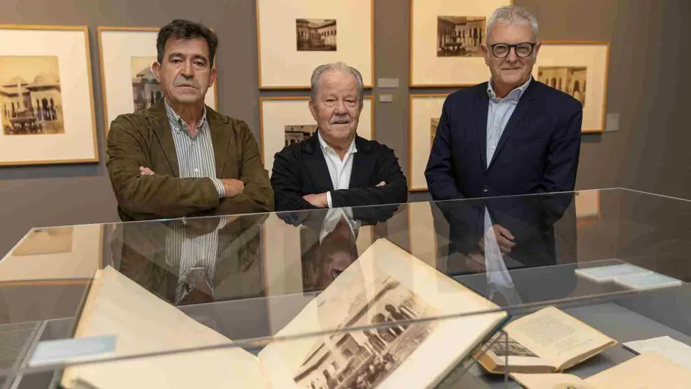 Javier Piñar y Carlos Sánchez, comisarios de la muestra, junto a Valentín Vallhonrat, adjunto al director del MUN. MANUEL CASTELLS / MUN