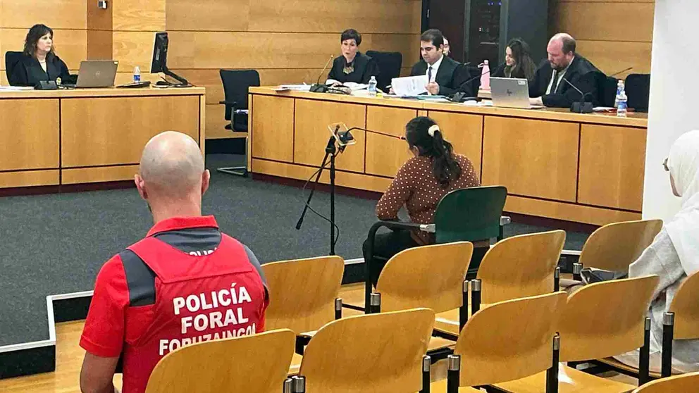 El juicio con jurado popular a una acusada de matar en el centro penitenciario de Pamplona a su compañera de celda ha comenzado este martes. EFE/ Palacio Justicia
