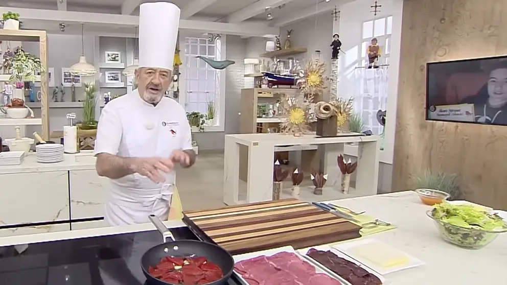 El cocinero Karlos Arguiñano prepara unos pimientos del piquillo. COCINA ABIERTA