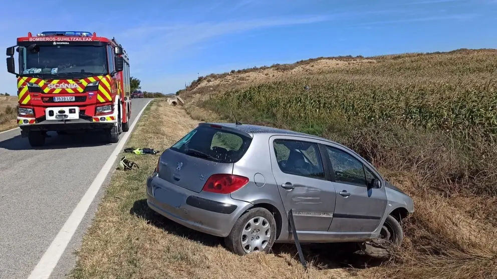 Herida una conductora de 22 años en una salida de vía con vuelco en Artajona. BOMBEROS DE NAVARRA