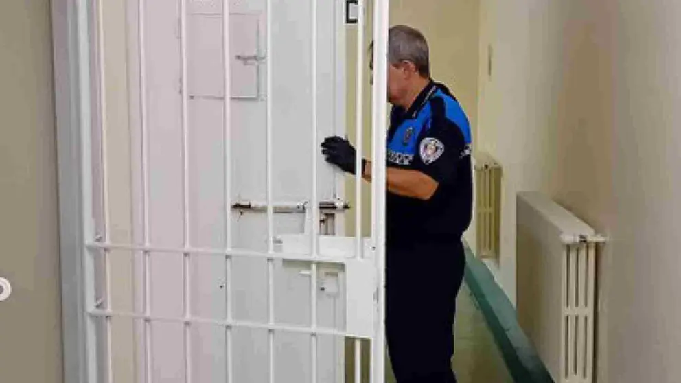 Un agente de la Policía Municipal de Pamplona custodia a un detenido en los calabozos de las dependencias municipales. POLICÍA MUNICIPAL DE PAMPLONA