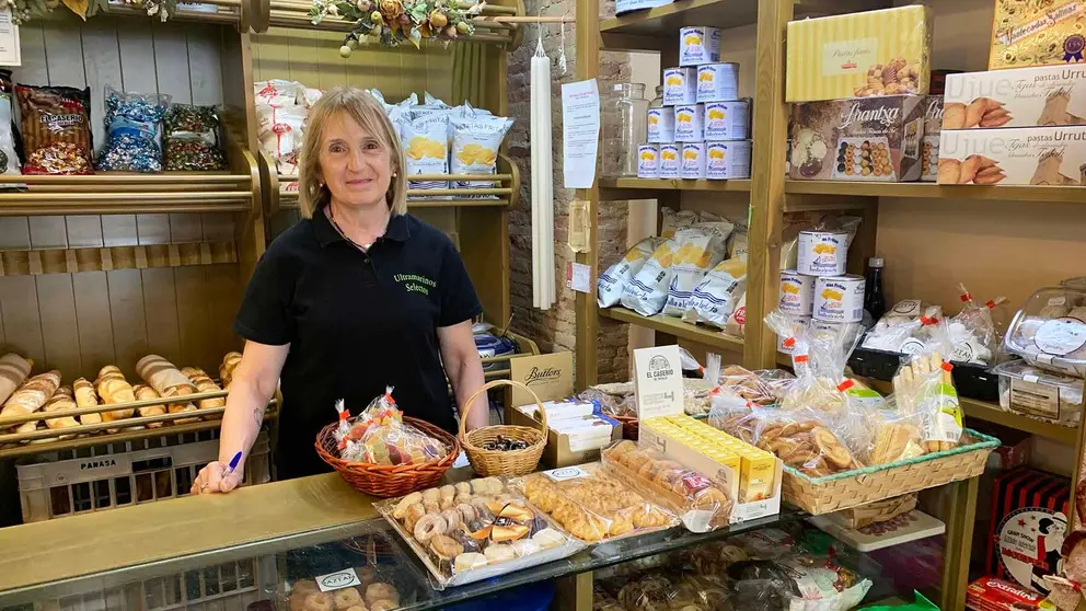 Mª Asun Esparza Baztán en su centenaria tienda de ultramarinos en Tafalla. Navarra.com