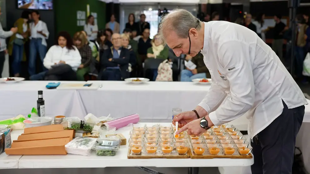 El cocinero Álex Múgica imparte una clase en el Mercado del Ensanche de aprovechamiento de alimentos para las personas que se acerquen al mercado. EFE/ Jesús Diges