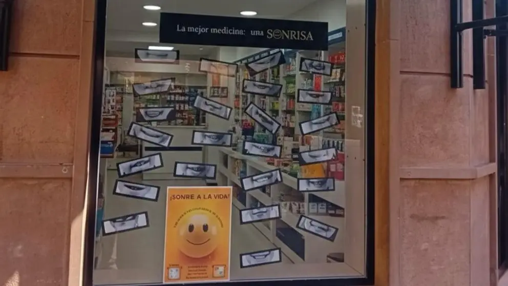Escaparate de un comercio de Estella participante en el Día Internacional de la Sonrisa. CEDIDA