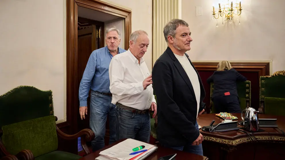 El alcalde de Pamplona, Joseba Asirón, junto con los concejales de Geroa Bai, Javier Leoz y Mikel Armendáriz. PABLO LASAOSA