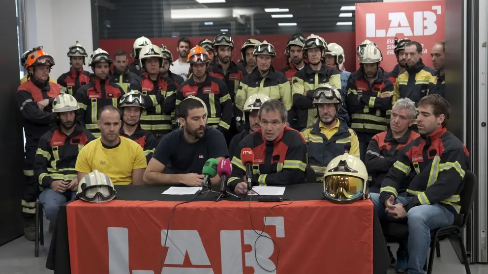 Rueda de prensa de la sección sindical de LAB en el Servicio de Bomberos del Gobierno de Navarra.
- LAB