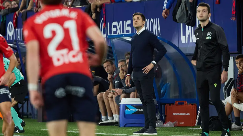 Alessio Lisci (entrenador CA Osasuna) durante el partido de La Liga EA Sports entre CA Osasuna y Getafe CF disputado en el estadio de El Sadar en Pamplona. IÑIGO ALZUGARAY