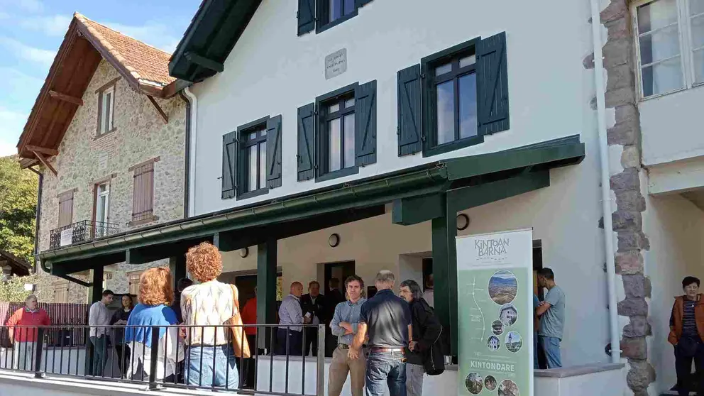 Inauguración del antiguo hotel 
Anglesainea de Urepel, que ha sido reformado para acoger, en su planta baja, la sede
de la Comisión Sindical del Valle de Baigorri. CEDIDA