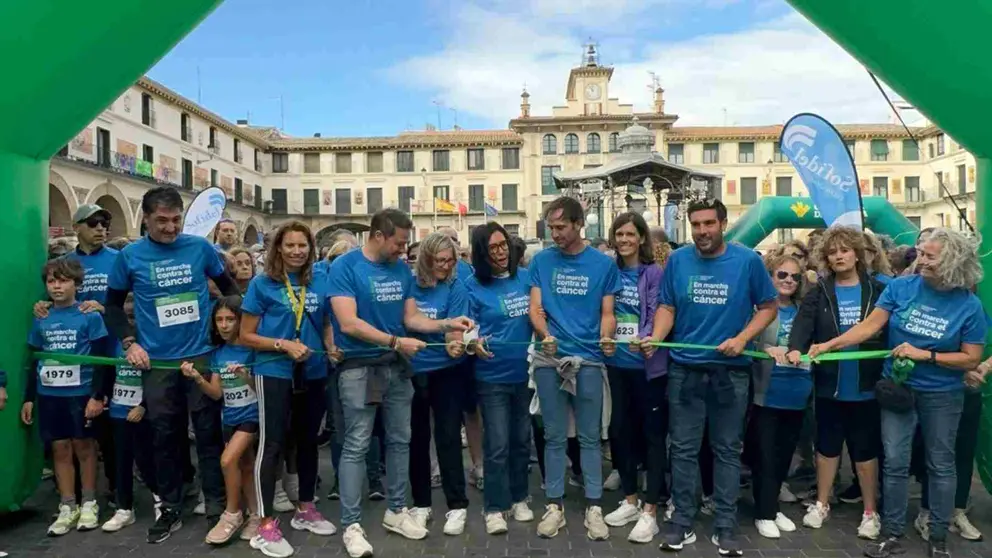 Corte de cinta en la salida de la VIII Marcha Contra el Cáncer de la Ribera. AECC