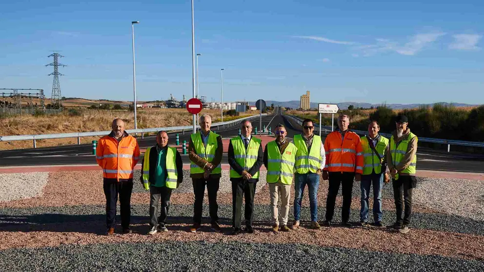 Autoridades en la inauguraciónde la rotonda. GOBIERNO DE NAVARRA