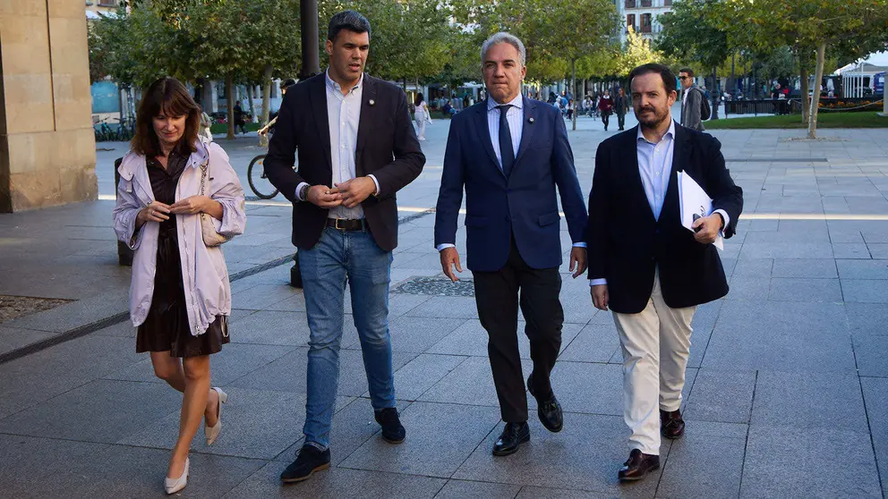 El vicesecretario de Política Autonómica del Partido Popular, Elías Bendodo, y el presidente del Partido Popular de Navarra, Javier García, ofrecen declaraciones a los medios de comunicación. IÑIGO ALZUGARAY