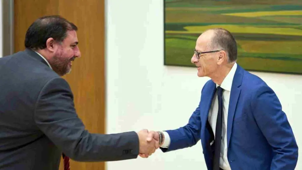 El fiscal general de Navarra, Jaime Goyena saluda al presidente del Parlamento de Navarra, Unai Hualde. PARLAMENTO DE NAVARRA