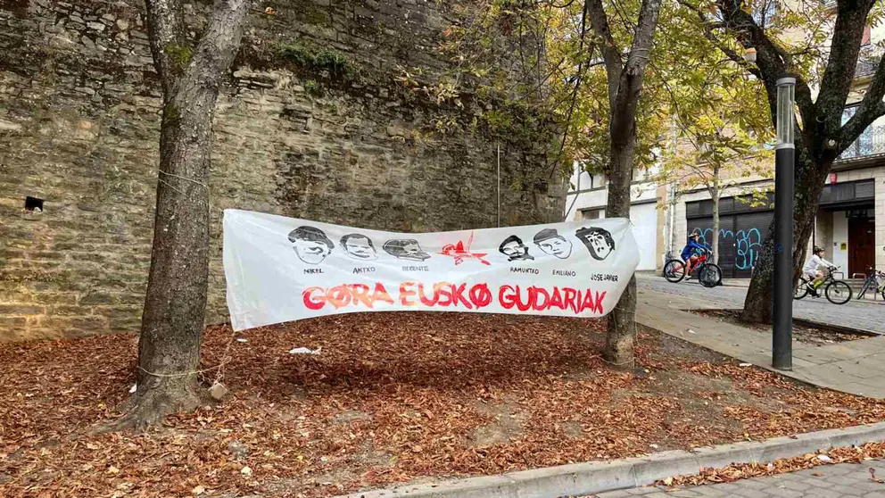 Pancarta a favor de los presos de ETA frente a la Herriko Taberna en San Fermín Chiquito. NAVARRA.COM