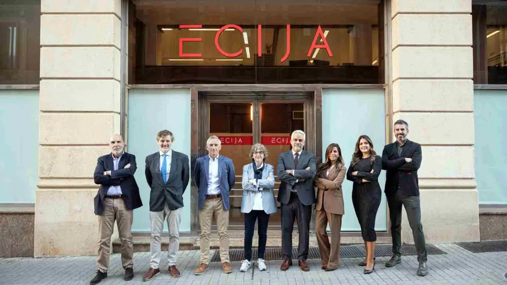 Foto de grupo de ECIJA abogados. De izquierda a derecha, Juan José Velázquez, Jesús Buldáin, Fernando Charro, Rosa Jaso, Arturo del Burgo, Estefanía Clavero, Inés Los Arcos y Oscar Pujalte. CEDIDA