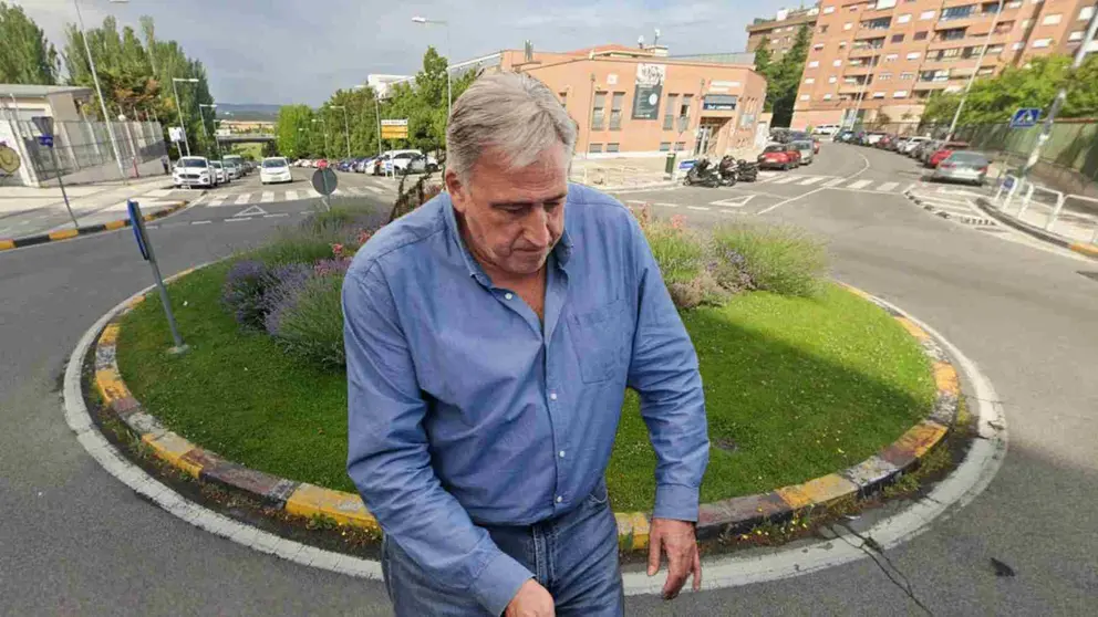 Fotomontaje de Joseba Asirón sobre una foto de la rotonda de las calles Pedro I y Fuente del Hierro, en Pamplona.