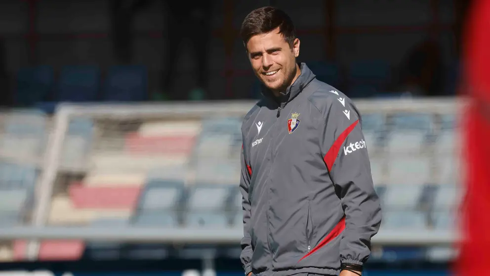 El entrenador de Osasuna Alessio Lisci, dirige en las instalaciones de Tajonar el entrenamiento del equipo rojillo antes de la entrevista con EFE en donde entre otras cuestiones hará un balance de la situación del equipo en este primer tramo de la temporada. EFE/ Jesús Diges