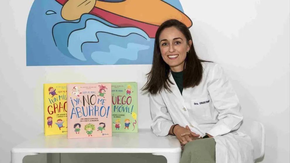 La Dra. Montse Erostarbe, de la Clínica Universidad de Navarra, junto a los tres cuentos recién publicados por Bruño. CLÍNICA UNIVERSIDAD DE NAVARRA