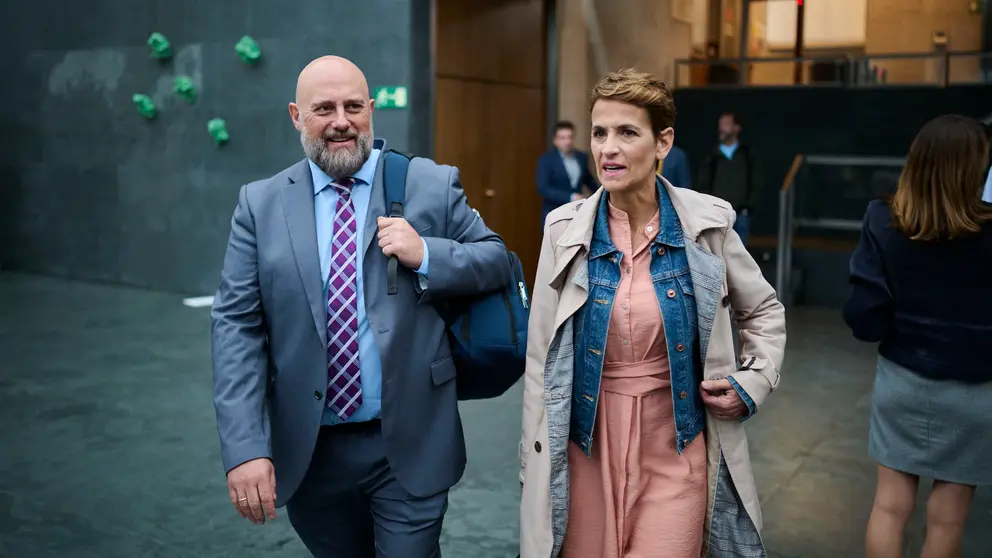 El consejero de Economía y Hacienda, José Luis Arasti, junto con la presidenta del Gobierno de Navarra, María Chivite, minutos antes de comenzar el Pleno del Parlamento de Navarra. PABLO LASAOSA