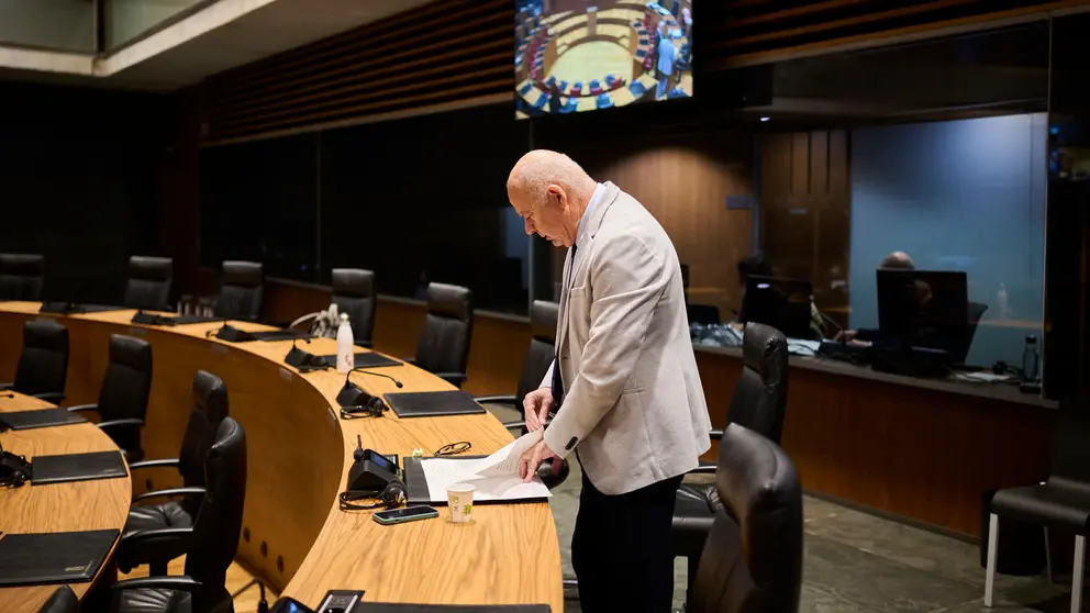 Emilio Jiménez, de Vox, minutos antes de comenzar el Pleno del Parlamento de Navarra. PABLO LASAOSA