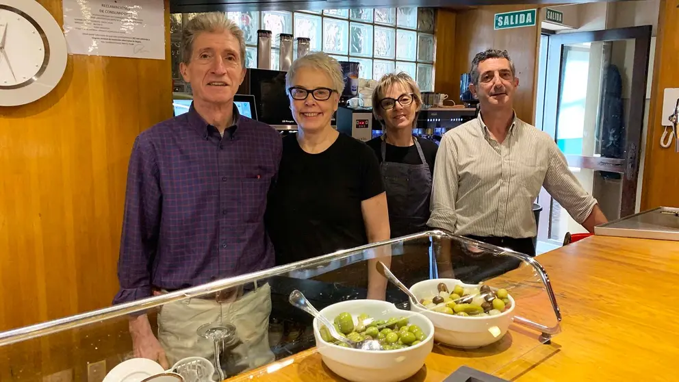 Los dueños del bar El Pilar en la calle Mayor de Sangüesa. Navarra.com