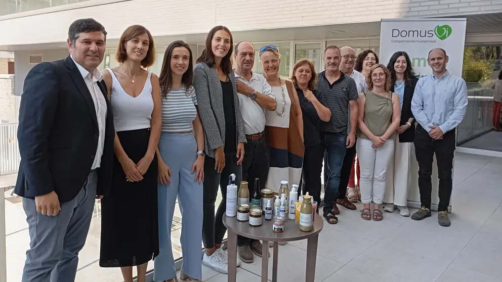 El equipo completo que ha trabajado en el proyecto PROMETEA junto a las distintas líneas de productos que han desarrollado. GOBIERNO DE NAVARRA